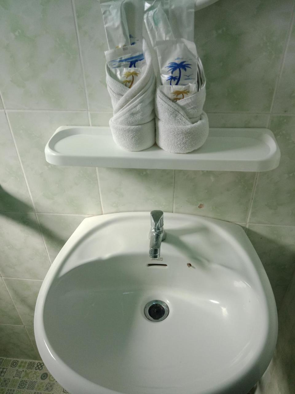 Nay Chi Lin Hotel Pathein Bagian luar foto