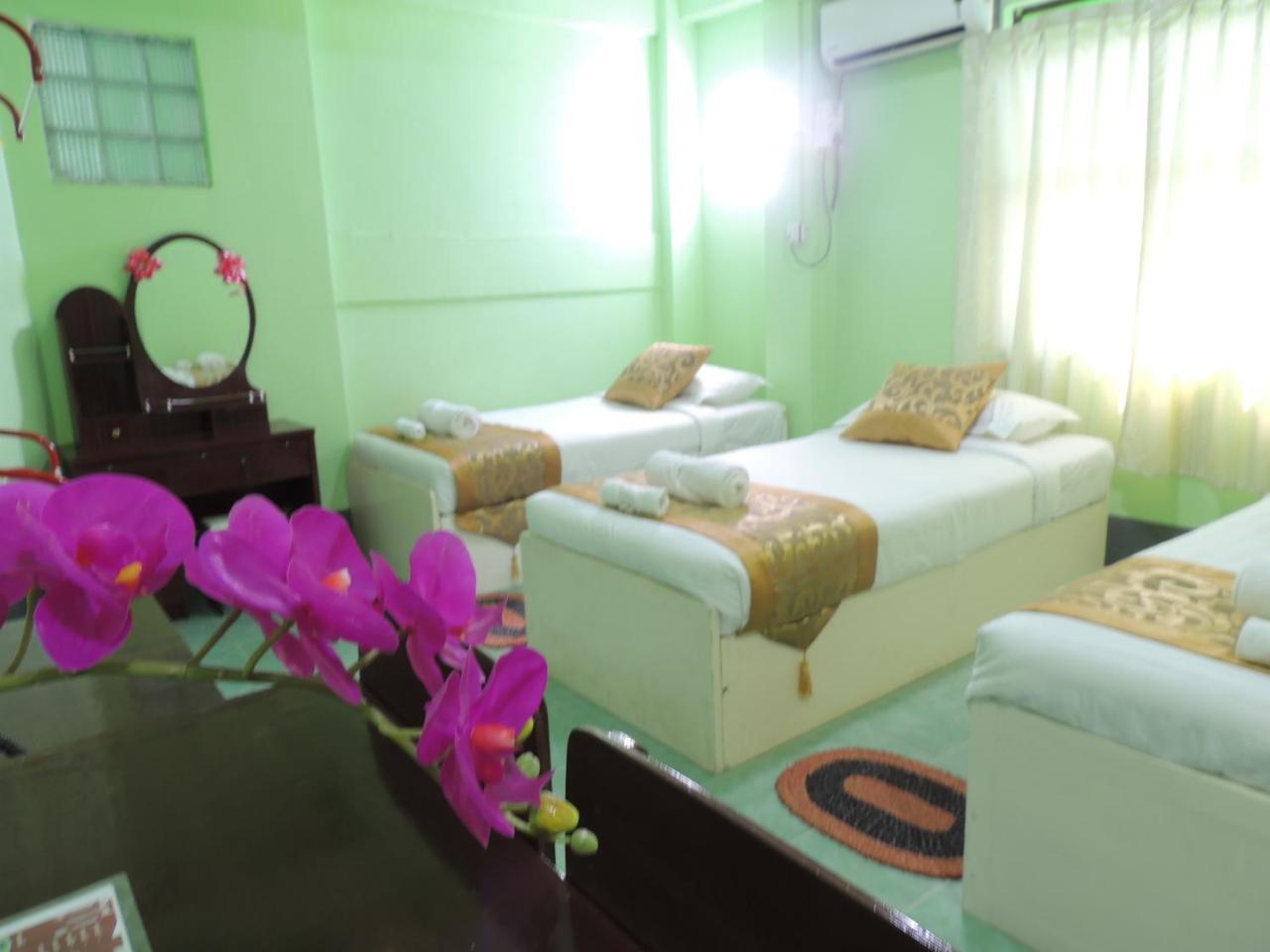 Nay Chi Lin Hotel Pathein Bagian luar foto
