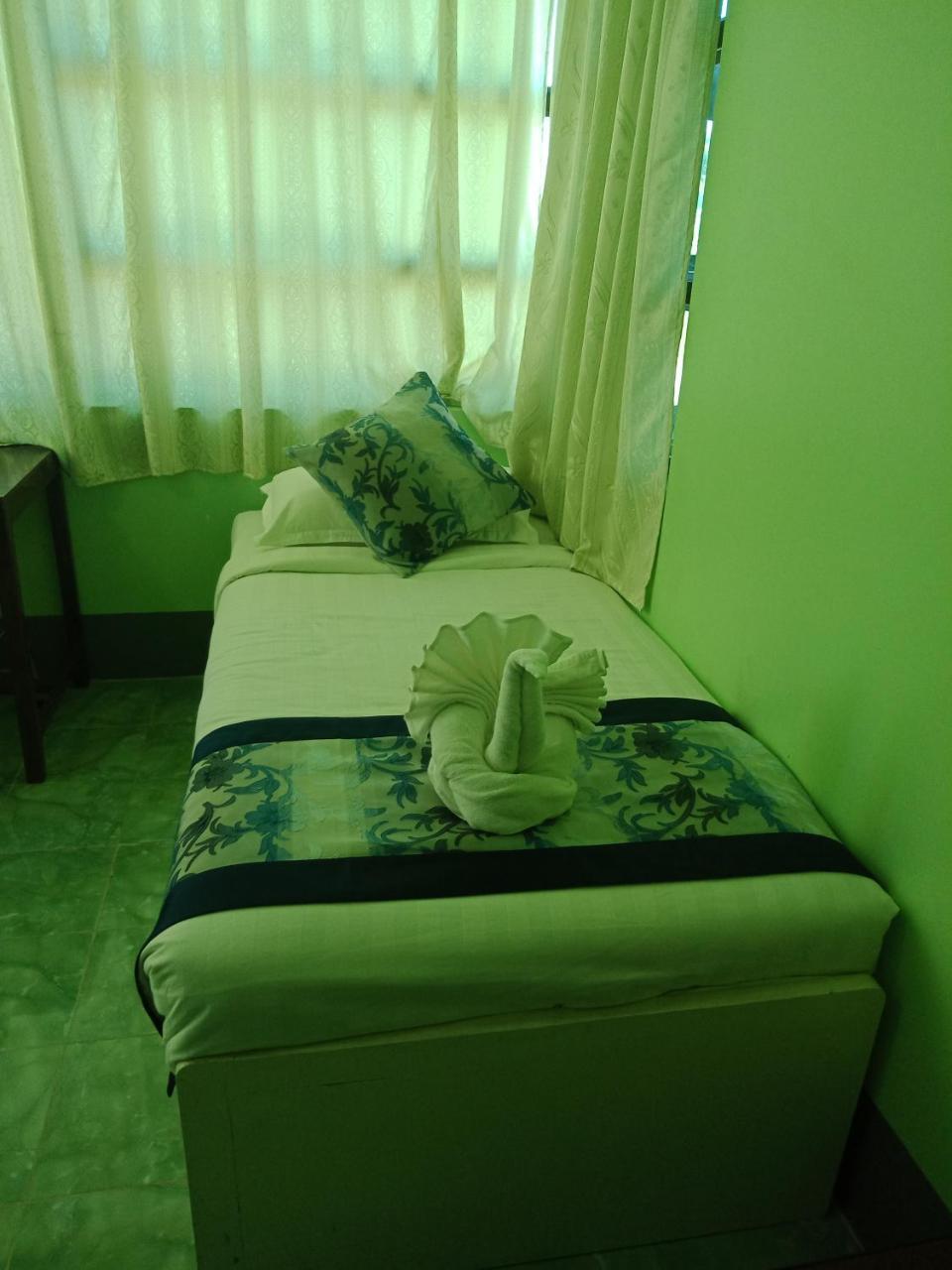 Nay Chi Lin Hotel Pathein Bagian luar foto
